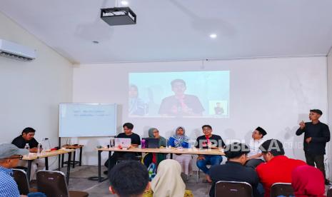 Diskusi publik bertajuk 1 Tahun Pilpres: Brutalitas Pemotongan Anggaran dan Disorientasi Arah Pembangunan menghadirkan berbagai perspektif kritis terhadap kebijakan anggaran pemerintah, khususnya terkait program Makan Bergizi (MBG), Danantara, pembangunan Ibu Kota Nusantara (IKN), serta efisiensi dalam penggunaan dana negara. Acara ini digelar di Kolektif Coworking, Yogyakarta, pada Jumat (28/2/2025).