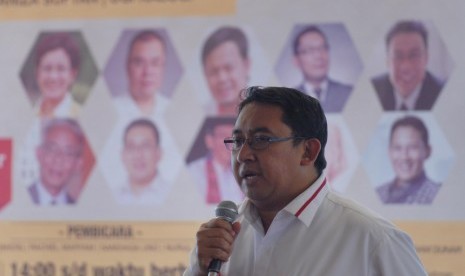 Diskusi Publik dukungan Prabowo Wakil Ketua Umum Partai Gerindra, Sekretaris tim kampanye nasional Prabowo-Hatta, Fadli Zon (kanan) saat menjadi pembicara dalam diskusi publik di kawasan Senayan, Jakarta, Sabtu (5/7). Dalam diskusi bertemakan 