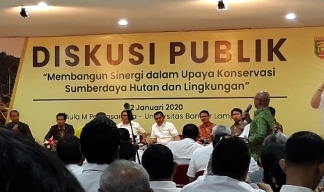 Diskusi publik membangun sinergitas dalam upaya konservasi sumber daya alam dan lingkungan di Universitas Bandar Lampung, Rabu (22/1). 