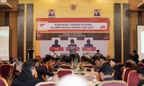 Forum Alumni Muda melakukan seminar diskusi tentang 'Siapakah Capres Pilihan Alumni Muda' yang di gelar di hotel Golden Flower, Asia Afrika, Bandung, Jawa Barat. 