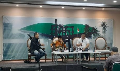 Diskusi haji. Anggota Komisi VIII DPR RI, Bukhori Yusuf (tengah) dan Sekjen Dewan Pengurus Pusat Asosiasi Muslim Penyelenggara Haji dan Umrah Republik Indonesia (DPP AMPHURI), Farid Aljawi (kanan) dalam diskusi Forum Legislasi dengan tema 