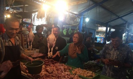 Disperindag Jabar melakukan inspeksi mendadak (Sidak) ke pasar tradisional dan modern, Kamis (13/12). 