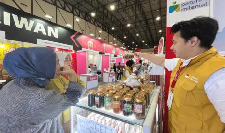 Disperindag Jawa Barat memfasilitasi promosi produk peserta Program Petani Milenial di sebuah pameran.