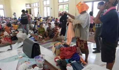 Displaced persons from Balinuraga in South Lampung take shelter in a police academy in Bandar Lampung on Thursday, Nov. 1. (illustration)  