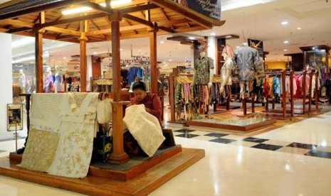 Display baju batik di pusat perbelanjaan.