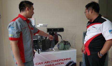 Display rangkaian AC mobil yang ditampilkan Rotary Bintaro agar masyarakat atau konsumen dapat memahami rangkaian dan cara kerja AC mobil. 