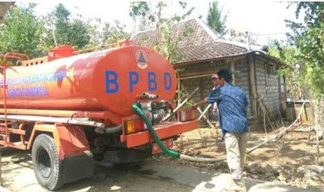 Distribusi air bersih di Padukuhan Candisari, Desa Hargosari, Kecamatan Tangjungsari.  Air bersih disalurkan Badan Penanggulangan Bencana Daerah (BPBD) Kabupaten Gunungkidul.