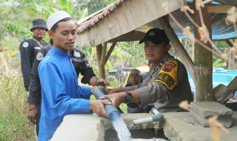 Distribusi air bersih di Ponpes dan Panti Asuhan Darul Mukhtar oleh Polres Semarang.