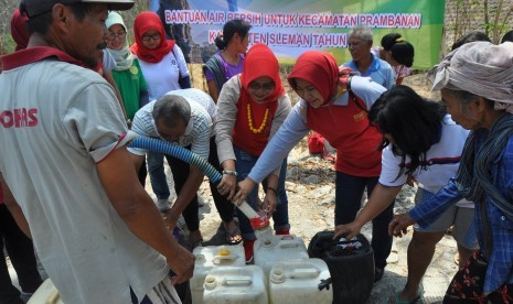  Distribusi air bersih ke Dusun Bendo, Desa Gayamharjo, Kecamatan Prambanan, Kabupaten Sleman.