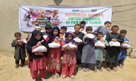 Distribusi daging kurban dari tim Global Qurban. 