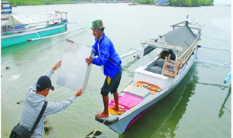 Pengembangan Pelabuhan Anggrek Gorontalo Dimulai Tahun Ini. Foto:  Pengembangan Pelabuhan Anggrek Gorontalo Dimulai Tahun Ini. Foto:  Distribusi Logistik Petugas membawa surat kotak suara  untuk Pemilihan Umum Presiden 2014 ke perahu transportasi antar pulau di Pelabuhan Anggrek , Kwadang, Gorontalo Utara,Senin (7/7).