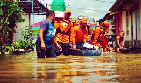 Distribusi Superqurban: Relawan Rumah Zakat mengantarkan Superqurban.