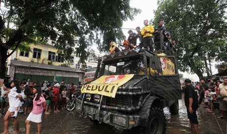 Distribusikan bantuan bagi korban banjir