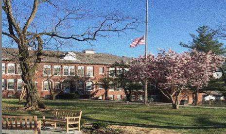 Distrik Sekolah Orange-Maplewood Selatan sedang menyelidiki klaim guru di Sekolah Dasar Seth Boyden di Maplewood, Amerika Serikat yang melepaskan jilbab siswa kelas dua. Pernyataan itu muncul setelah unggahan Instagram dari Peraih Medali Perunggu Olimpiade Bidang Anggar tahun 2016 dan Atlet Olimpiade Muslim Amerika Ibtihaj Muhammad.