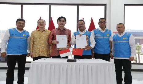 Ditandatanganinya nota kesepahaman ini menandai dimulainya kerja sama PLN Nusantara Power dengan Powerchina dalam mengembangkan potensi energi angin di Indonesia. Keterangan Foto: Direktur Utama PLN, Darmawan Prasodjo (kedua dari kanan), Vice President Director of Powerchina International Group Limited, Zhou Jiayi (kedua dari kiri), Komisaris PLN, Dudy Purwagandhi (kanan), Komisaris PLN, Charles Sitorus (Kiri), Direktur Utama PLN NP, Ruly Firmansyah (ketiga dari kanan), dan Chief Representative in Indonesia, Powerchina International, Guo Xiaodan (ketiga dari kiri).