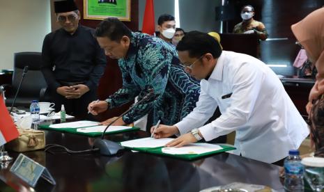 Ditjen Bimas Islam Kemenag bersama Ditjen Badan Peradilan Agama (Badilag) Mahkamah Agung (MA) menandatangani Memorandum of Understanding (MoU) Pemanfaatan Data Perkawinan dan Perceraian di Gedung Sekretariat MA, Jl. A. Yani Kav.59, Jakarta Pusat, Jumat (26/8/2022).