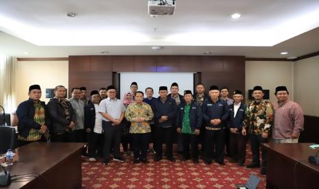 Ditjen Bimas Islam Kementerian Agama memberi bantuan sebesar Rp 3 miliar bagi penyintas gempa Cianjur, Jawa Barat (Jabar). Bantuan diberikan secara simbolik oleh Dirjen Bimas Islam, Kamaruddin Amin, kepada 9 Ormas Islam di Kantor Kemenag Pusat, Jl MH Thamrin 6, Jakarta Pusat, Rabu (11/1/2023). 