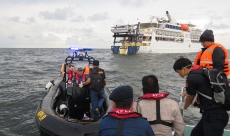 Ditjen Perhubungan Laut bersama Kantor Kesehatan Pelabuhan (KKP) dan juga stakeholder terkait memperketat pemeriksaan khususnya kesehatan para penumpang dan awak kapal wisata MV. Coral Adventure. ilustrasi