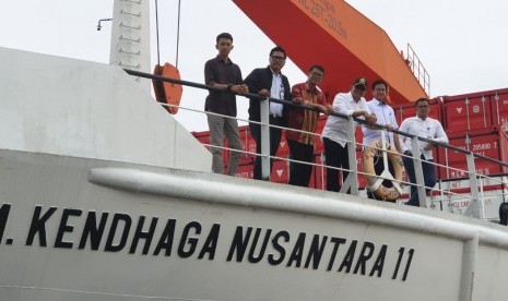 Ditjen Perhubungan Laut kembali menyerahkan satu unit kapal pendukung tol laut, KM Kendhaga Nusantara 11 ke operator pelayaran PT Pelangi Tunggal Ika di Pelabuhan Tenau, Kupang Nusa Tenggara Timur pada Sabtu (9/3).