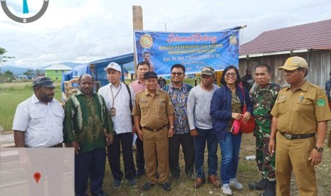 Ditjen PKH Kementan menyerahkan bibit babi untuk dua kabupaten di Papua.