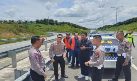 Ditlantas Polda Riau saat melakukan pengecekan ETLE yang berada di Tol Pekanbaru-Dumai.