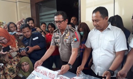 Ditreskrimsus Polda Jatim menunjukan barang bukti dan tersangka kasus prostitusi online yang melibatkan artis di Mapolda Jatim, Surabaya, Kamis (10/1).