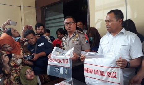 Directorate of Special Crime of the East Java Police shows evidences and suspects in online prostitution case invloving celebrities, at East Java Police headquarters, Surabaya, Thursday (Jan 10).