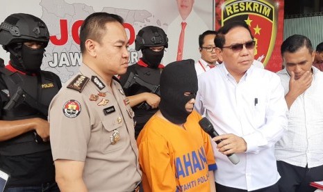 Ditreskrimum Kepolisian Daerah Jawa Timur menangkap warga Kecamatan Gondang, Tulungagung, Hasan (41) yang akrab disapa Mami, atas dugaan pencabulan terhadap anak di bawah umur. Tersangka yang merupakan pengelola kedai kopi tersebut, juga mengaku sebagai ketua Ikatan Gay Tulungagung