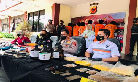 Ditresnarkoba Polda Jabar Kombes Pol Rudy Ahmad Sudrajat, Kabid Humas Polda Jabar kombes Pol Erdi A. Chaniago dan Kasatresnarkoba Polres Bogor AKP Eka Chandra saat mengungkap kasus home industry tembakau sintetis, Selasa (21/9).