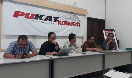 Divisi Hukum dan Monitoring Peradilan ICW, Kurnia Ramadhana ,  ketika mengisi Diskusi Pelemahan KPK 4.0 di Kantor Pukat UGM, Jumat (13/9).