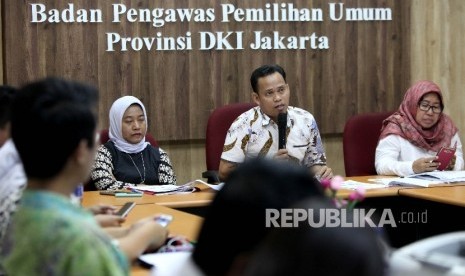 Divisi Hukum Penindakan dan Pelanggaran Bawaslu DKI Jakarta Muhammad Jufri menyampaikan hasil temuan dan dugaan pelanggaran pada Pilgub DKI Jakarta 2017 di Kantor Bawaslu DKI Jakarta, Rabu (3/5).