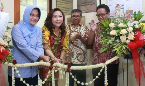 Divisi Metabolik Endokrin Fakultas Kedokteran Universitas Indonesia dan Sun Life Financial Indonesia secara resmi membuka Poliklinik Edukasi Diabetes Melitus Terpadu di Rumah Sakit Cipto Mangunkusumo (RSCM), Rabu (8/6).