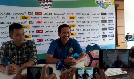 Djadjang Nurdjaman (kanan) saat hadir dalam konferensi pers laga Persib vs Persiba, Sabtu (10/6).