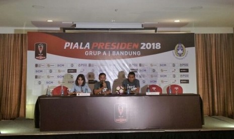 Djadjang Nurdjaman (tengah) dalam konferenspi pers jelang laga PSMS kontra Persib, Kamis (25/1).