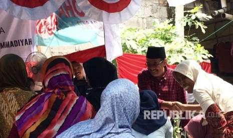 Djarot Saiful Hidayat saat mendatangi warga RT 05/12, Kelurahan Jatinegara, Kecamatan Cakung, Jakarta Timur, Rabu (29/3), ia janji bangun masjid raya di Jakarta Timur dan Jakarta Selatan.  saat mendatangi warga RT 05/12, Kelurahan Jatinegara, Kecamatan Cak