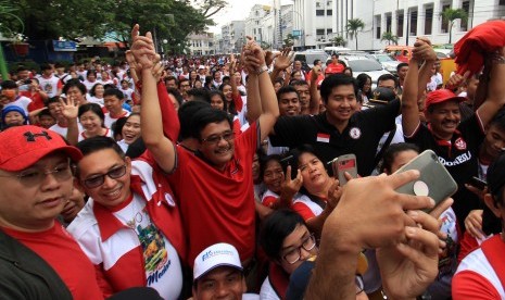 Djarot Saiful Hidayat (tengah) saat mengikuti kirab kebangsaan bersama masyarakat di Medan, Sumatera Utara, Minggu (21/1).  