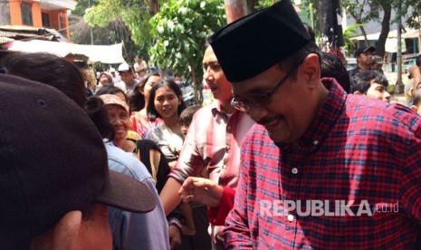 Djarot Saiful Hidayat saat mendatangi warga RT 05/12, Kelurahan Jatinegara, Kecamatan Cakung, Jakarta Timur, Rabu (29/3), ia janji bangun masjid raya di Jakarta Timur dan Jakarta Selatan.