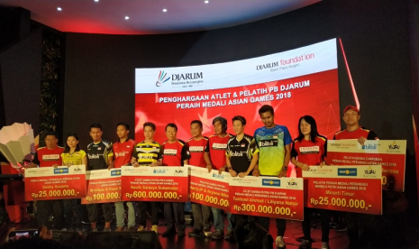 Djarum Foundation memberikan bonus pada para atlet dan pelatih 