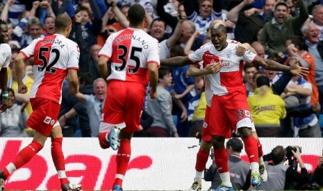 Djibril Cisse merayakan gol penyeimbang ke gawang City, Ahad (13/5)