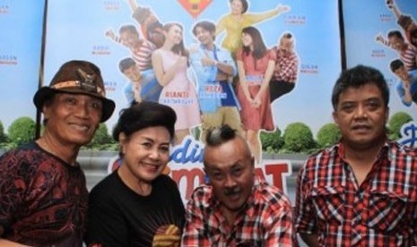 Djujuk di antara pemain film Finding Srimulat