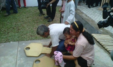 Djumaren dan keluarga sujud syukur setelah mendapatkan rumah cuma cuma dalam Ramadhan Rumah Impian, Sabtu (3/8)