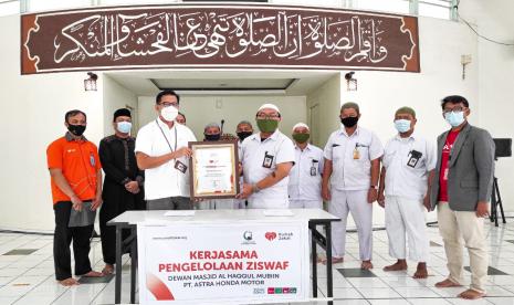 DKM Al Haqqul Mubiin PT Astra Honda Motor sepakat tandatangani kerjasama dengan Rumah Zakat untuk mengoptimalkan dana wakaf yang dikelola dari karyawan PT Astra Honda Motor pada hari ini Rabu (24/3) di Masjid Al Haqqul Mubiin PT Astra Honda Motor, Plant 3 Cikarang, Jawa Barat.