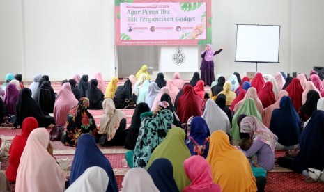 DKM Al-Madinah dan Corps Dai Dompet Dhuafa (Cordofa) menggelar Tabligh Akbar untuk memperingati Hari Ibu di Masjid Al-Madinah, Bogor. Sabtu (22/12). 