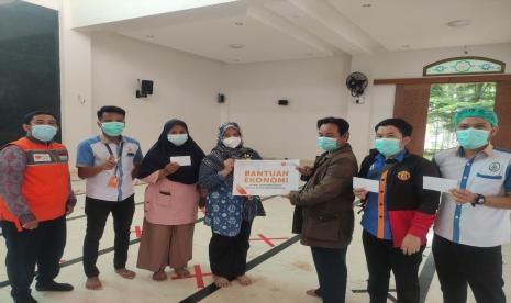 DKM As Syifa bersama Rumah Zakat memberikan kebahagiaan berupa bantuan ekonomi salah satunya kepada Anna, yang tinggal di Jalan Mayor Zen lrg Iwari RT34 No 44 Sungai Batang Palembang. Anna merupakan seorang pramubakti yang bekerja di RSMH Palembang.