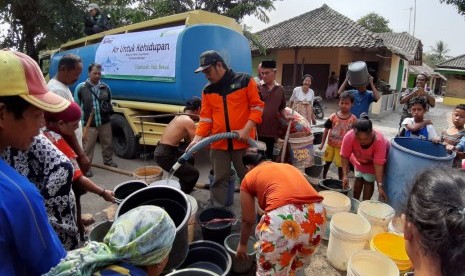 DMC Dompet Dhuafa mendistribusikan lebih dari seratus ribu liter air bersih ke tiga kabupaten di Jawa Barat yang dilanda musim paceklik berkepanjangan. Ketiga kabupaten tersebut yakni Kabupaten Bogor, Kabupaten Bekasi, dan Kabupaten Bandung.