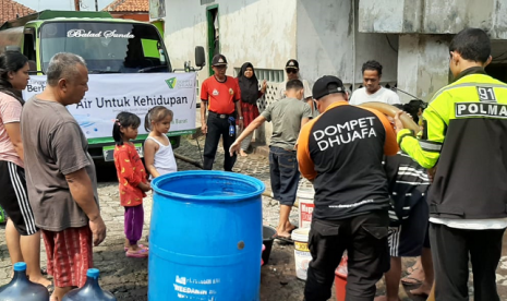 DMC Dompet Dhuafa salurkan bantuan ratusan ribu liter air bersih.