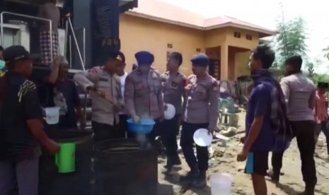 DMI dan Polisi Bagikan ‘Gantala’ Kepada Korban Banjir Jeneponto, Sulawesi Selatan