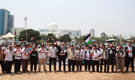 Doa bersama di Lapangan Masjid Al Azhar, Jakarta, Sabtu (21/10)