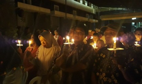 Doa bersama lintas agama digelar dalam rangka memperingati satu tahun tragedi bom yang mengguncang Surabaya. Doa bersama lintas agama tersebut digelar di Gereja Santa Maria tak Bercela, Jalan Ngagel Madya, Bratajaya, Surabaya, Senin (13/5) malam.