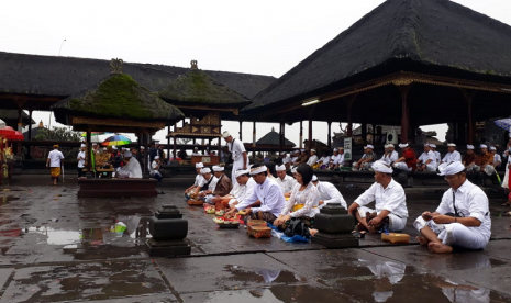 Doa bersama (matur piuning) di Pura Agung Besakih, Karangasem jelang pelaksanaan pertemuan tahunan Bank Dunia - Dana Moneter Internasional (IMF) 2018 di Bali. 